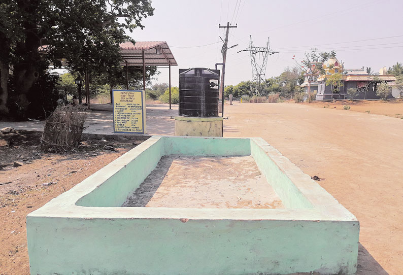 சாலமங்கலம் ஊராட்சியில் கால்நடைகளுக்கான தொட்டியில் தண்ணீர் நிரப்ப பொதுமக்கள் கோரிக்கை