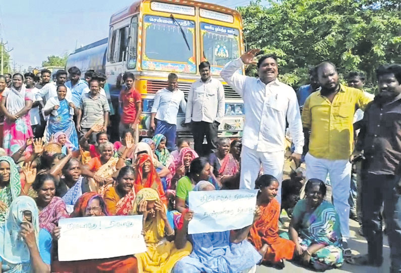 பூந்தமல்லி அருகே தண்ணீர் லாரிகளை சிறைபிடித்து பொதுமக்கள் சாலைமறியல்