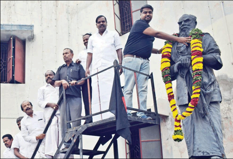 தர்மபுரி நாடாளுமன்ற தேர்தலில் வெற்றி பெற்ற தி.மு.க. வேட்பாளர் செந்தில்குமார் தலைவர்கள் சிலைக்கு மரியாதை