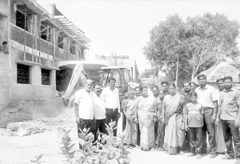 பொது பாதையை அடைப்பதாக கூறி வேளாண்மை விரிவாக்க மைய கட்டிட பணி தடுத்து நிறுத்தம்