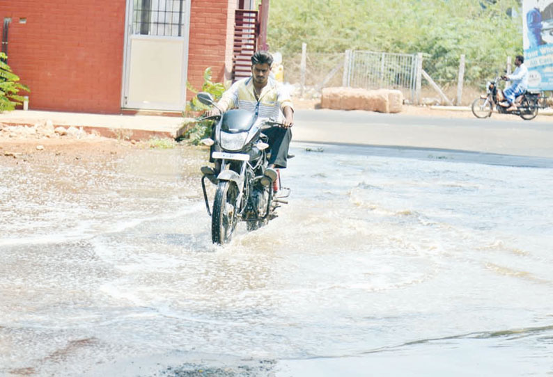 தஞ்சை மருத்துவக்கல்லூரி மருத்துவமனை வளாகத்தில் குளம்போல் தேங்கி நிற்கும் கழிவுநீர் தொற்றுநோய் பரவும் அபாயம்