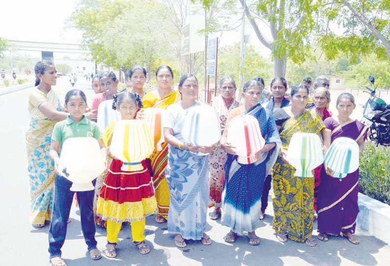 குறைதீர்க்கும் நாள் கூட்டம்: குடிநீர் கேட்டு காலிக்குடங்களுடன் வந்து கலெக்டரிடம் பொதுமக்கள் மனு