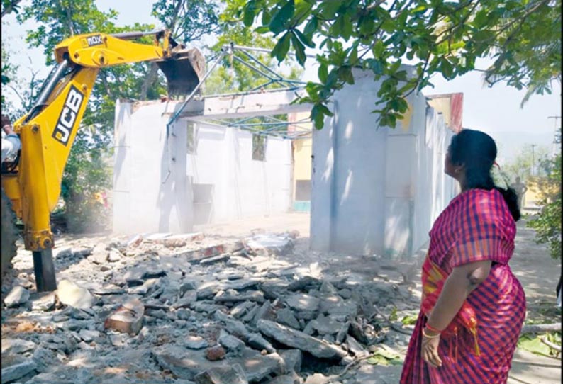 ஐகோர்ட்டு உத்தரவுப்படி, வேட்டைக்காரன்குளத்தில் ஆக்கிரமிப்பு அகற்றம்