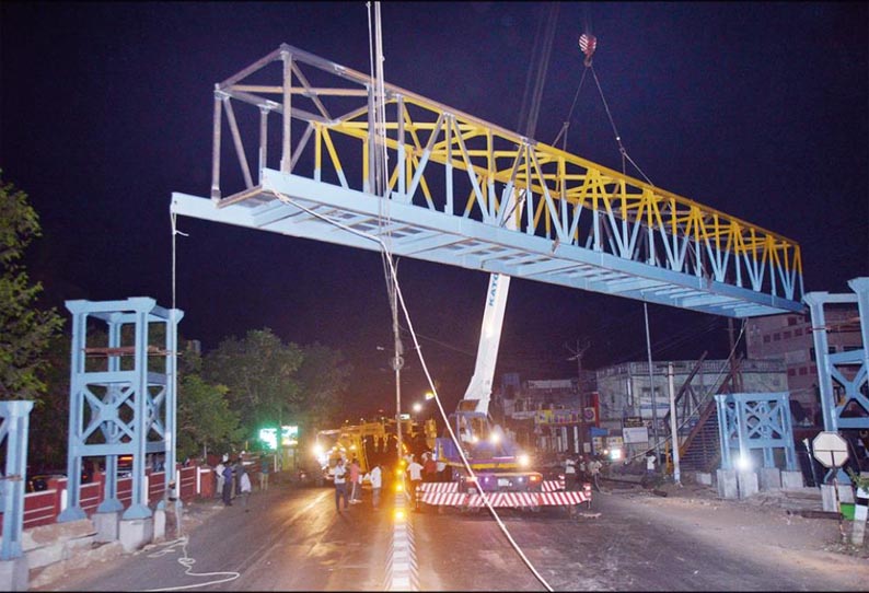 கடலூரில், 17 டன் எடைகொண்ட இரும்பு நடைபாலம் தூக்கி நிறுத்தப்பட்டது