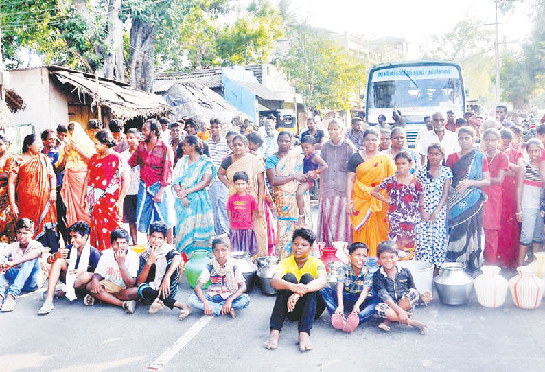 கும்பகோணம் அருகே குடிநீர் கேட்டு காலிக்குடங்களுடன் பொதுமக்கள் சாலை மறியல்