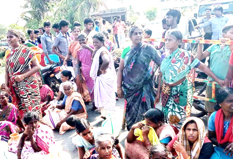 குன்னம் அருகே குடிநீர் கேட்டு காலிக்குடங்களுடன் கிராம மக்கள் சாலை மறியல் போக்குவரத்து பாதிப்பு