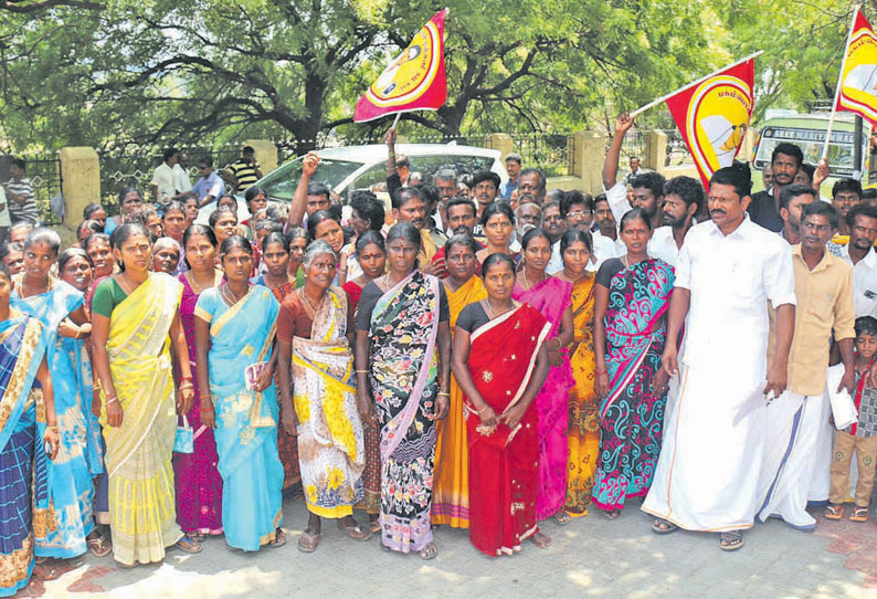 நெல்லை கலெக்டர் அலுவலகத்தை கிராம மக்கள் முற்றுகை பெண்களை இழிவாக பேசியவர்கள் மீது நடவடிக்கை எடுக்க வலியுறுத்தல்