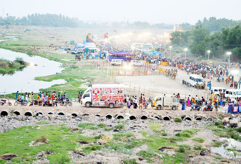 கரூர் மாரியம்மன் கோவிலில் இன்று கம்பம் அனுப்பும் நிகழ்ச்சி அமராவதி ஆற்றங்கரை விழாக்கோலம் பூண்டது