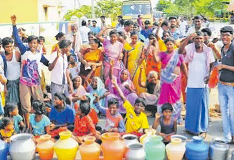 திருத்தணி அருகே குடிநீர் கேட்டு காலி குடங்களுடன் பொதுமக்கள் சாலை மறியல்