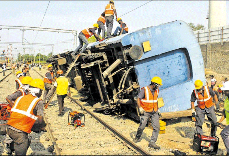 நெல்லை அருகே ரெயில் பெட்டி விபத்து மீட்பு ஒத்திகை