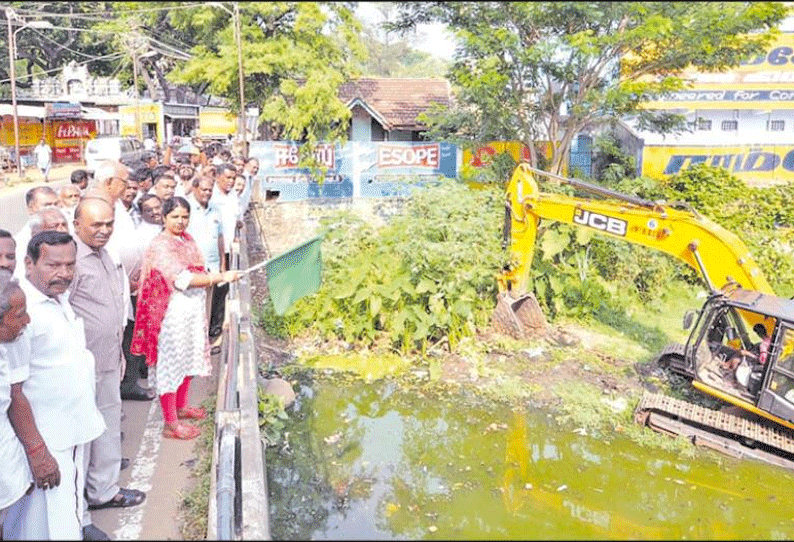 குற்றாலத்தில் சிற்றாறு தூய்மைப்படுத்தும் பணி