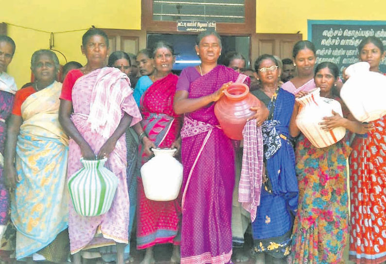 அம்பை யூனியன் அலுவலகத்தை பெண்கள் முற்றுகை சீராக குடிநீர் வழங்க கோரிக்கை