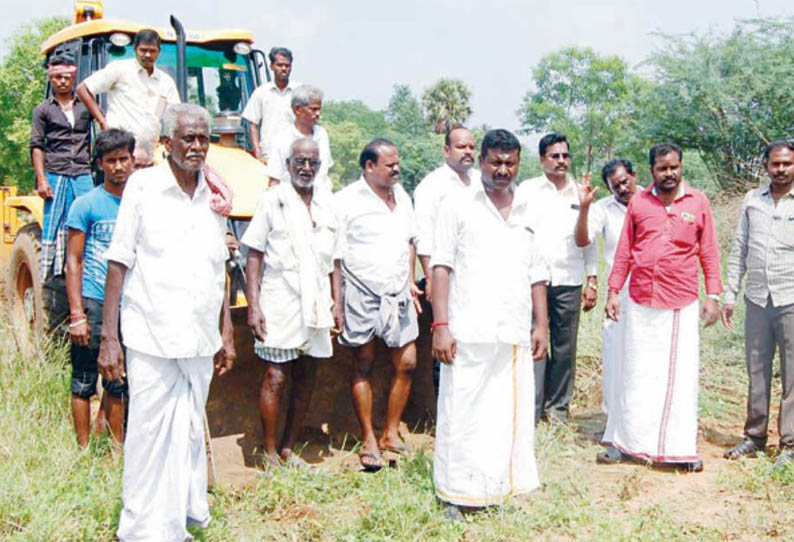 மயானத்தில் மணல் அள்ளிய லாரி, பொக்லைன் எந்திரத்தை சிறைபிடித்து பொதுமக்கள் போராட்டம்