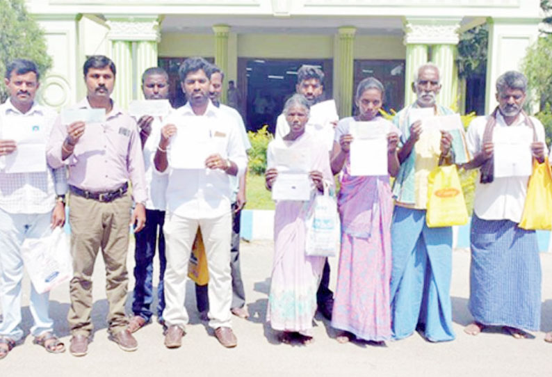 மின் இணைப்பு வழங்க நடவடிக்கை எடுக்க வேண்டும் கலெக்டர் அலுவலகத்தில், விவசாயிகள் மனு