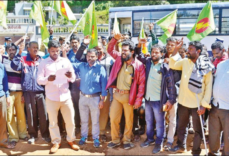 பணி நிரந்தரம் செய்யக்கோரி, ஆர்ப்பாட்டத்தில் ஈடுபட்ட மின்வாரிய ஒப்பந்த தொழிலாளர்கள் 37 பேர் கைது