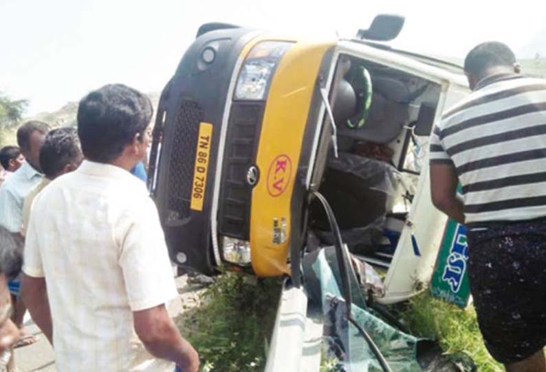 சென்னிமலை அருகே, சரக்கு ஆட்டோ கவிழ்ந்து 15 பேர் படுகாயம்