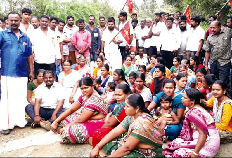 அடிப்படை வசதி செய்து தரக்கோரி சாலை மறியலில் ஈடுபட்ட பொதுமக்கள்