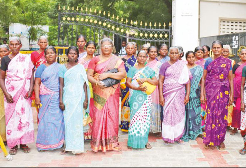 வறுமை கோட்டுக்கு கீழ் உள்ளவர்களுக்கு இலவச ஆடுகள் வழங்க வேண்டும் கலெக்டரிடம், கிராம மக்கள் கோரிக்கை