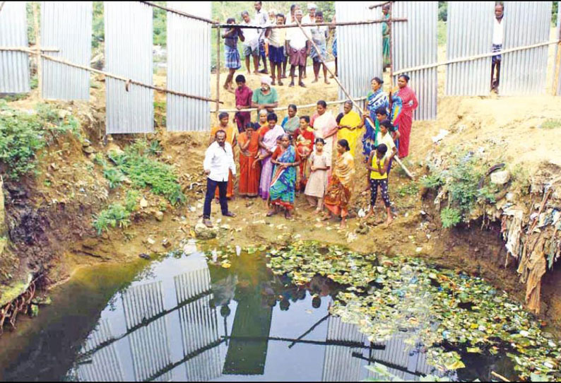 பாதாள சாக்கடைக்காக தோண்டப்பட்ட குழியை மூடக்கோரி பொதுமக்கள் நூதன போராட்டம்