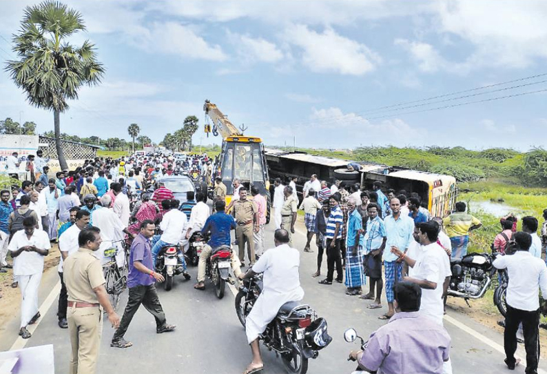 பொறையாறு அருகே விபத்து: பஸ், வயலில் கவிழ்ந்தது, டிரைவர் உள்பட 11 பயணிகள் காயம்