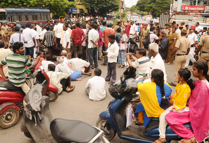 கடனை தள்ளுபடி செய்யக்கோரி மாற்றுத்திறனாளிகள் சாலைமறியல்