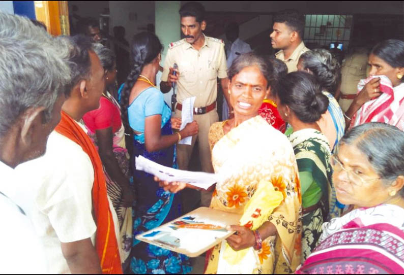 விலையில்லா வெள்ளாடு வழங்குவதில் பாரபட்சம் - ஊராட்சி ஒன்றிய அலுவலகம் முற்றுகை