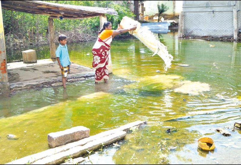 குடியிருப்பு பகுதியில் தேங்கி நிற்கும் மழை நீரால் பொதுமக்கள் அவதி