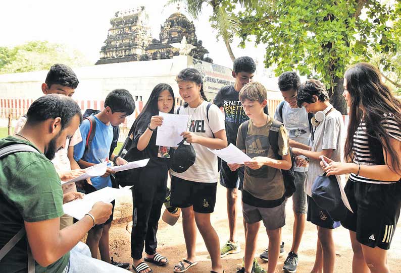 மாமல்லபுரம் குறித்து ஆய்வு கட்டுரை தயாரிக்கும் சீன மாணவர்கள்