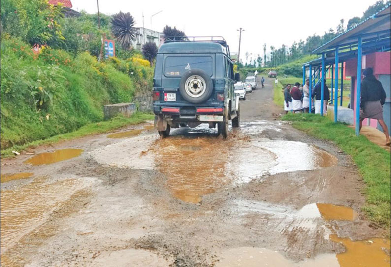 மஞ்சூர் பாலகொலாவில் பழுதடைந்த சாலையை சீரமைக்க வேண்டும் பொதுமக்கள் கோரிக்கை