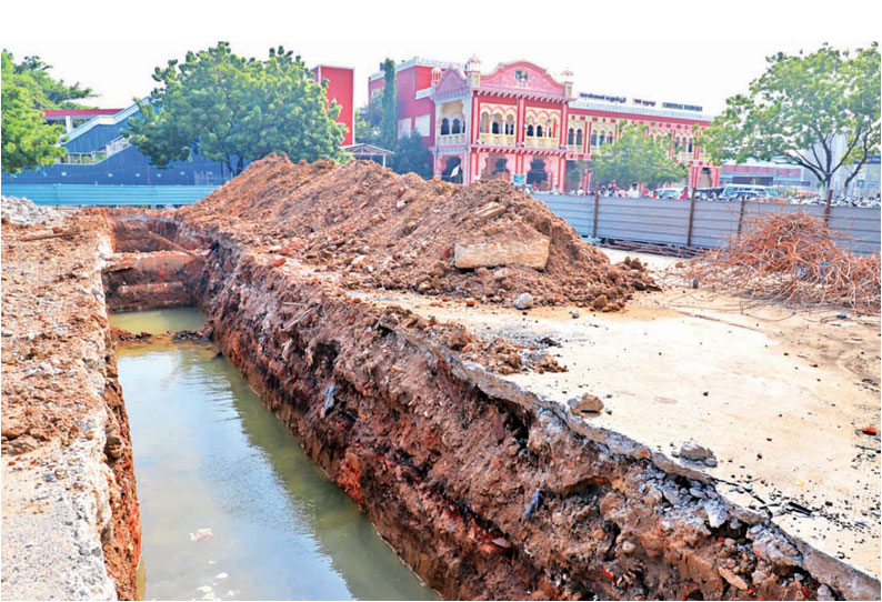 எழும்பூர் ரெயில் நிலையம் ரூ.20 கோடியில் சீரமைப்பு 2 அடுக்குமாடியில் நவீன ‘பார்க்கிங்’ வசதி