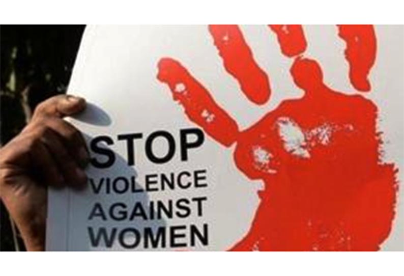 ஓடும் காரில் கல்லூரி மாணவி கற்பழிப்பு; 3 பேர் மீது வழக்கு - உத்தரபிரதேசத்தில் கொடூர சம்பவம்