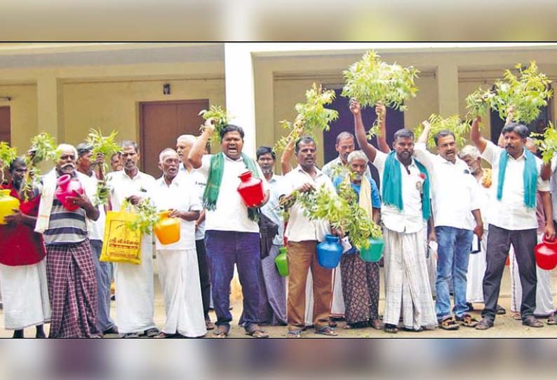 கோவில்பட்டி யூனியனுடன் இளையரசனேந்தல் பிர்காவை சேர்க்கக்கோரி - விவசாயிகள் நூதன போராட்டம்