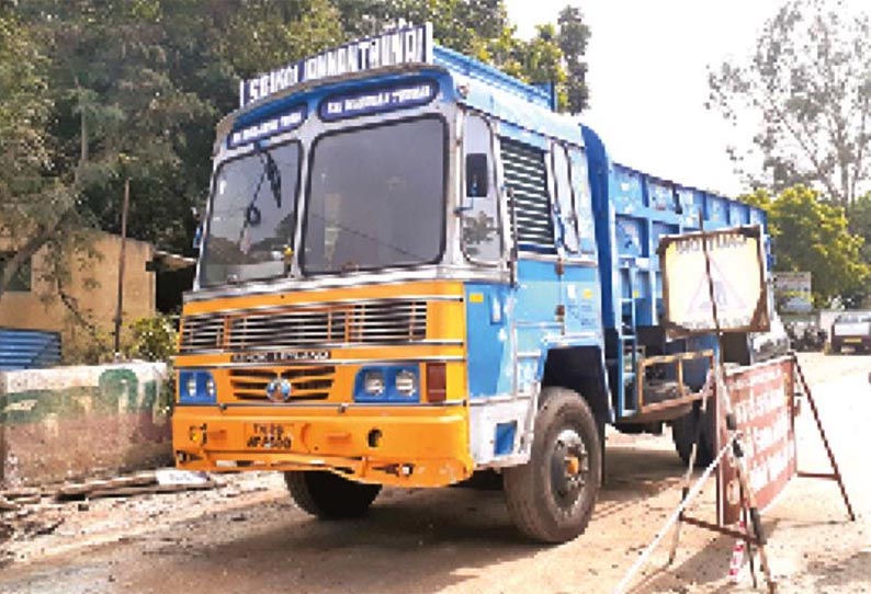 கரூரில் இருந்து கடத்தப்பட்ட லாரி காங்கேயத்தில் மீட்பு - தப்பி ஓடிய மர்ம ஆசாமியை போலீசார் தேடுகிறார்கள்