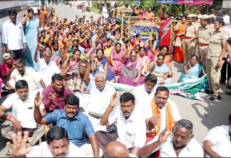 காலமுறை ஊதியம் வழங்க கோரி, சத்துணவு ஊழியர்கள் தர்ணா போராட்டம் - 154 பேர் கைது