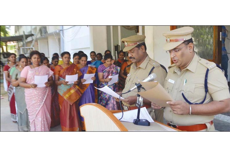 ஈரோடு மாவட்ட போலீஸ் சூப்பிரண்டு அலுவலகத்தில் அரசியல் அமைப்பு நாள் உறுதிமொழி ஏற்பு