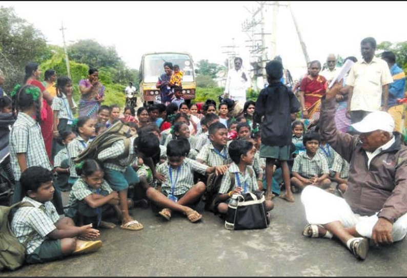 ராணிப்பேட்டை அருகே, பள்ளிக்கு வராத தலைமை ஆசிரியரை கண்டித்து மாணவர்கள் சாலை மறியல்