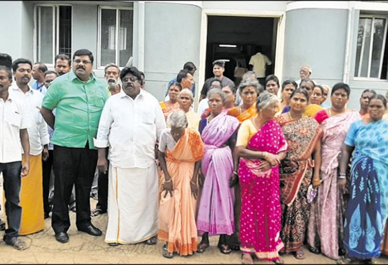 குற்றங்களில் ஈடுபடுபவர்கள் மீது நடவடிக்கை எடுக்கக்கோரி திருவள்ளூர் மாவட்ட போலீஸ் சூப்பிரண்டு அலுவலகம் முற்றுகை