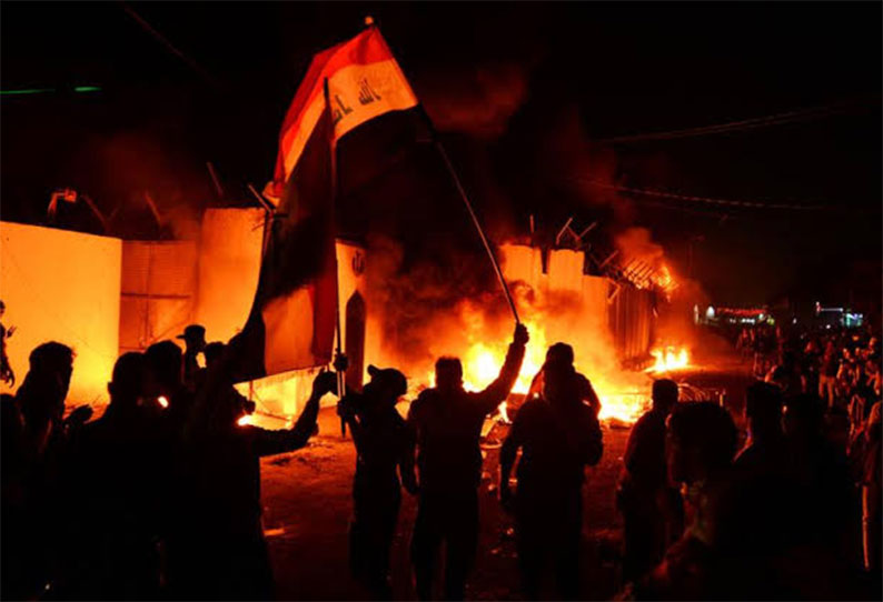 ஈராக்கில் போராட்டக்காரர்கள் வன்முறை; ஈரான் தூதரகத்திற்கு தீ வைத்தனர் ஈராக்கில் போராட்டக்காரர்கள் வன்முறை; ஈரான் தூதரகத்திற்கு தீ வைத்தனர்