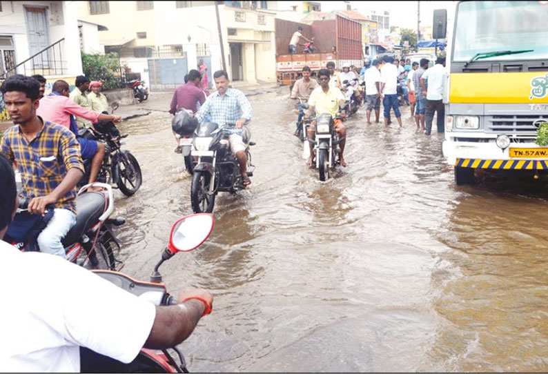 வெங்கமேடு வாய்க்காலில் குப்பைகள் அடைப்பு: சாலையில் தண்ணீர் தேங்கியதால் வாகன ஓட்டிகள் அவதி