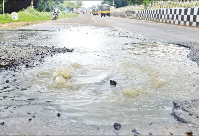 தஞ்சை மருத்துவக்கல்லூரி சாலையில் பாதாள சாக்கடை குழியில் இருந்து வெளியேறும் கழிவுநீர்: நடவடிக்கை எடுக்க கோரிக்கை