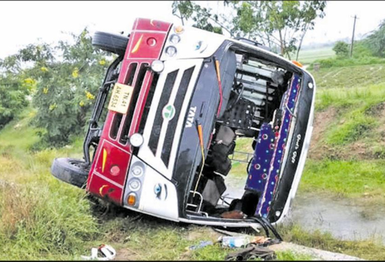 நாங்குநேரி அருகே, ஓடையில் வேன் கவிழ்ந்து மூதாட்டி பலி - 20 பேர் படுகாயம்