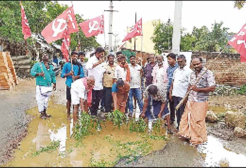 போடி அருகே சேதமடைந்த சாலையில் நாற்று நடும் போராட்டம்