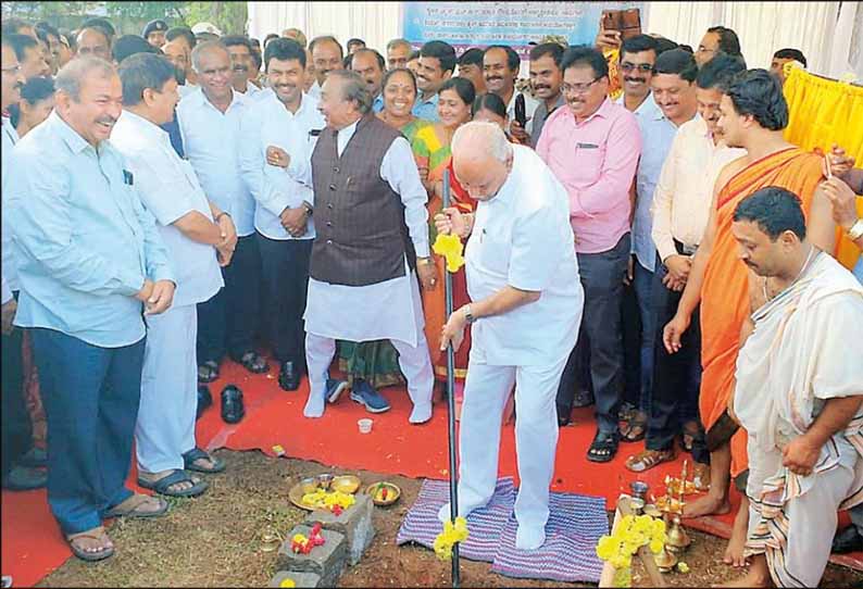 சிகாரிப்புராவில், கிடப்பில் போடப்பட்டுள்ள நீர்ப்பாசன திட்டங்களை விரைந்து முடிக்க அதிகாரிகளுக்கு உத்தரவு - முதல்-மந்திரி எடியூரப்பா பேச்சு