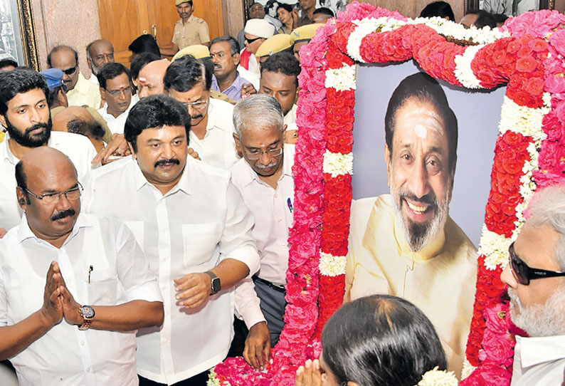 பிறந்த நாள் விழா: சிவாஜிகணேசன் உருவப்படத்துக்கு அமைச்சர்கள் மலர்தூவி மரியாதை