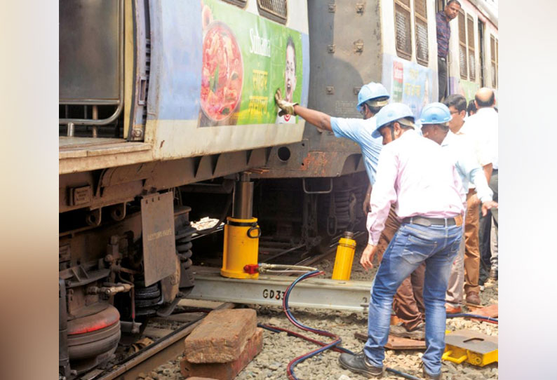 மாகிம் ரெயில் நிலையம் அருகே மின்சார ரெயில் தடம் புரண்டது