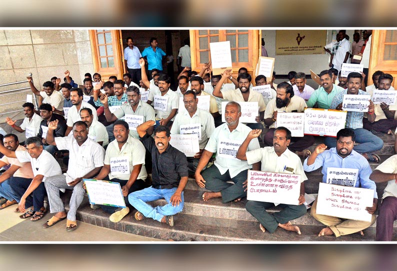 கடலூர் கலெக்டர் அலுவலகத்தை தொழிலாளர்கள் முற்றுகை - 56 பேர் கைது