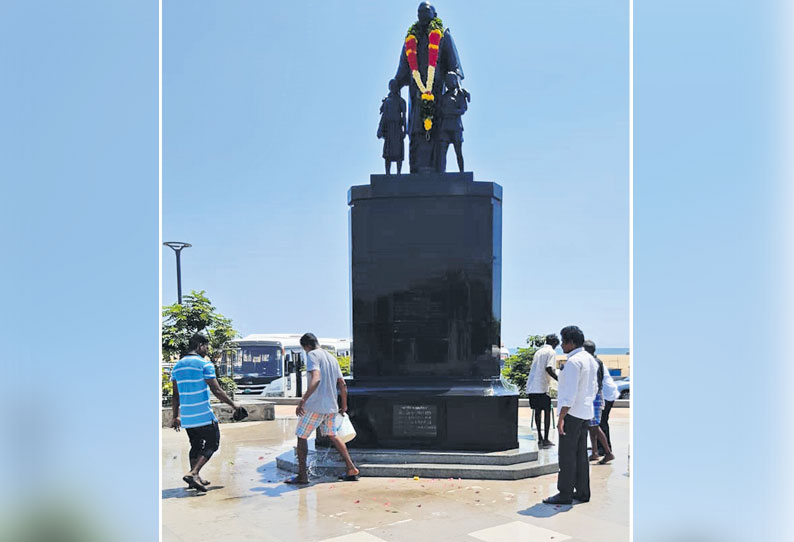 மெரினாவில் அழுக்கடைந்து காணப்பட்ட காமராஜர் சிலையை சுத்தம் செய்த சமத்துவ மக்கள் கட்சியினர்