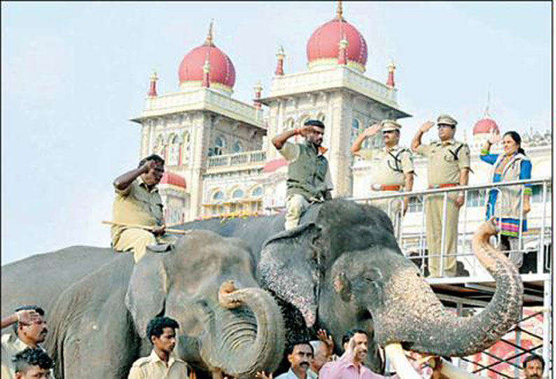 மைசூரு அரண்மனை வளாகத்தில் ஜம்பு சவாரி ஊர்வல ஒத்திகை நடந்தது