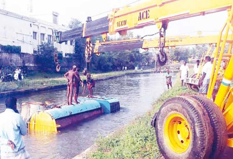 காலிங்கராயன் வாய்க்காலில் டேங்கர் லாரி கவிழ்ந்தது; டிரைவர் அதிர்ஷ்டவசமாக உயிர்தப்பினார்