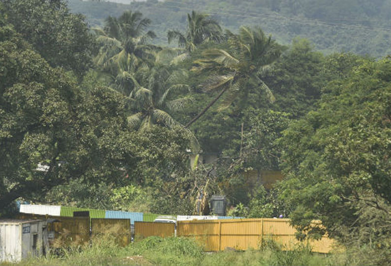 2-வது நாளாக மரங்கள் வெட்டும் பணி தீவிரம் ஆரேகாலனியில் பிரகாஷ் அம்பேத்கர் நுழைய முயன்றதால் பரபரப்பு